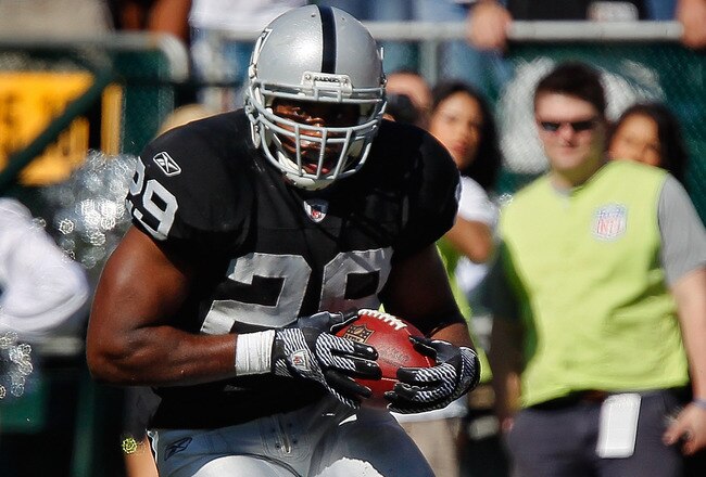 OAKLAND, CA - OCTOBER 23: Running back Michael Bush #29 of the Oakland Raiders looks for an opening against the Kansas City Chiefs on October 23, 2011 at O.co Coliseum in Oakland, California. The Chiefs won 28-0. (Photo by Brian Bahr/Getty Images)