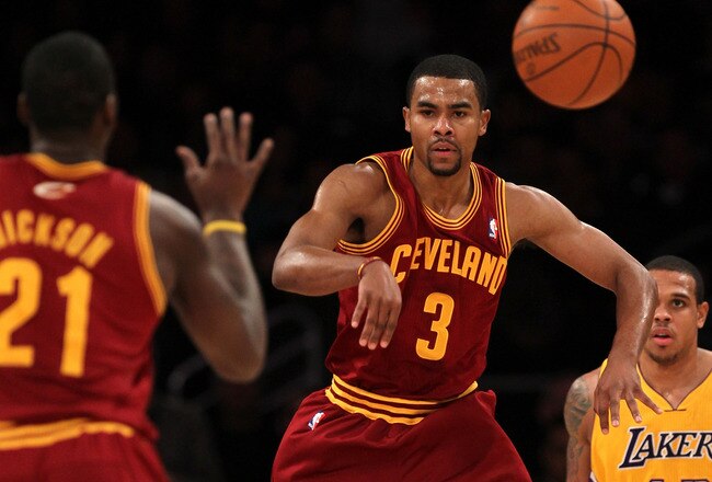 LOS ANGELES, CA - JANUARY 11:  Ramon Sessions #3 of the Cleveland Cavaliers throws a pass to J.J. Hickson #21 in the game against the Los Angeles Lakers at Staples Center on January 11, 2011 in Los Angeles, California.   NOTE TO USER: User expressly acknowledges and agrees that, by downloading and or using this photograph, User is consenting to the terms and conditions of the Getty Images License Agreement. (Photo by Stephen Dunn/Getty Images)