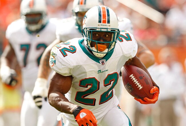 MIAMI GARDENS, FL - NOVEMBER 13:  Reggie Bush #22 of the Miami Dolphins runs with the ball during a game against the Washington Redskins at Sun Life Stadium on November 13, 2011 in Miami Gardens, Florida.  (Photo by Mike Ehrmann/Getty Images)