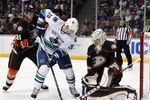 88706_canucks_ducks_hockey_crop_150x100