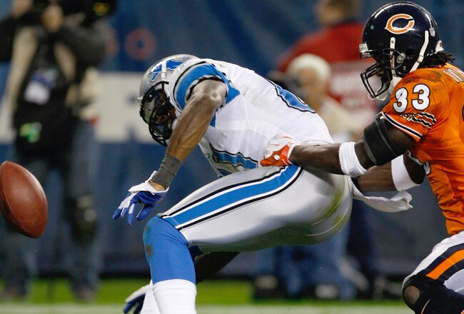 CHICAGO, IL - NOVEMBER 13: Charles Tillman #33 of the Chicago Bears forces Brandon Pettigrew #87 of the Detroit Lions to fumble at Soldier Field on November 13, 2011 in Chicago, Illinois. (Photo by Scott Boehm/Getty Images)