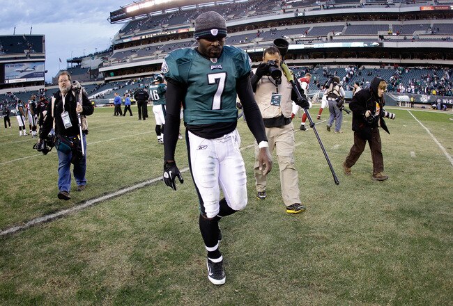 PHILADELPHIA, PA - NOVEMBER 13:  Michael Vick #7 of the Philadelphia Eagles walks off the field after the Eagles lost 21-17 to the Arizona Cardinals at Lincoln Financial Field on November 13, 2011 in Philadelphia, Pennsylvania.  The Cardinals won 21-17. (Photo by Rob Carr/Getty Images)