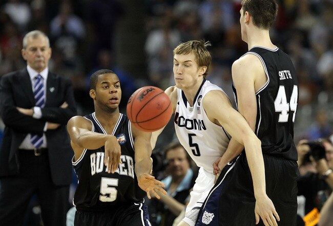 HOUSTON, TX - APRIL 04:  Ronald Nored #5 of the Butler Bulldogs passes the ball against Niels Giffey #5 of the Connecticut Huskies during the National Championship Game of the 2011 NCAA Division I Men's Basketball Tournament at Reliant Stadium on April 4, 2011 in Houston, Texas.  (Photo by Ronald Martinez/Getty Images)
