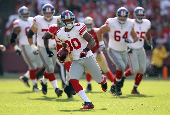 SAN FRANCISCO, CA - NOVEMBER 13:  Victor Cruz #80 of the New York Giants runs with the ball after making a reception against the San Francisco 49ers at Candlestick Park on November 13, 2011 in San Francisco, California.  (Photo by Ezra Shaw/Getty Images)
