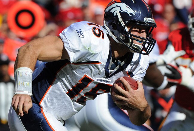 KANSAS CITY, MO - NOVEMBER 13:  Quarterback Tim Tebow #15 of the Denver Broncos rushes to the outside against the Kansas City Chiefs on November 13, 2011 during the first half at Arrowhead Stadium in Kansas City, Missouri.  (Photo by Peter Aiken/Getty Images)
