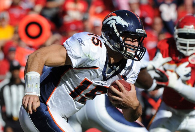 KANSAS CITY, MO - NOVEMBER 13:  Quarterback Tim Tebow #15 of the Denver Broncos rushes to the outside against the Kansas City Chiefs on November 13, 2011 during the first half at Arrowhead Stadium in Kansas City, Missouri.  (Photo by Peter Aiken/Getty Images)