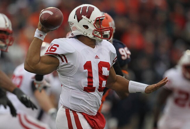 CHAMPAIGN, IL - NOVEMBER 19:  Russell Wilson #16 of the Wisconsin Badgers throws a pass against the Illinois Fighting Illini at Memorial Stadium on November 19, 2011 in Champaign, Illinois. Wisconsin defeated Illinois 28-17.  (Photo by Jonathan Daniel/Getty Images)
