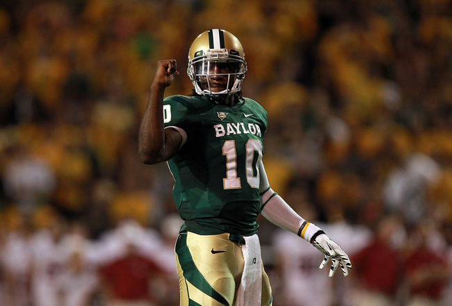 WACO, TX - NOVEMBER 19:  Robert Griffin III #10 of the Baylor Bears at Floyd Casey Stadium on November 19, 2011 in Waco, Texas.  (Photo by Ronald Martinez/Getty Images)