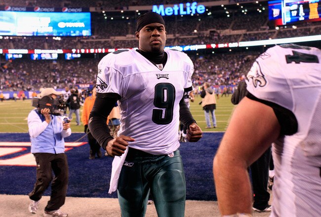 EAST RUTHERFORD, NJ - NOVEMBER 20:  Vince Young #9 of the Philadelphia Eagles runs off the field after the Eagles won 17-10 against the New York Giants at MetLife Stadium on November 20, 2011 in East Rutherford, New Jersey.  (Photo by Patrick McDermott/Getty Images)