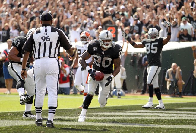 OAKLAND, CA - OCTOBER 16:  Darren McFadden #20 of the Oakland Raiders runs the ball in for a touchdown against the Cleveland Browns at O.co Coliseum on October 16, 2011 in Oakland, California.  (Photo by Ezra Shaw/Getty Images)