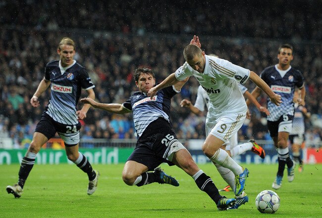 MADRID, SPAIN - NOVEMBER 22:  Karim Benzema (R) of Real Madrid fights for the ball with Leandro Cufre of GNK Dinamo Zagreb during the UEFA Champions League group D match between Real Madrid and GNK Dinamo Zagreb at Estadio Santiago Bernabeu on November 22, 2011 in Madrid, Spain.  (Photo by Jasper Juinen/Getty Images)