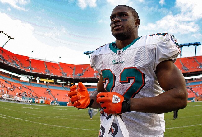 MIAMI GARDENS, FL - NOVEMBER 13:   Reggie Bush #22 of the Miami Dolphins jogs off the field after a game against the Washington Redskins at Sun Life Stadium on November 13, 2011 in Miami Gardens, Florida.  (Photo by Mike Ehrmann/Getty Images)