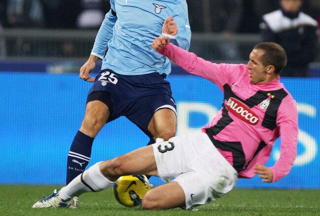 ROME, ITALY - NOVEMBER 26:  Giorgio Chiellini (R) of Juventus FC competes for the ball with Miroslav Klose of SS Lazio during the Serie A match between SS Lazio and Juventus FC at Stadio Olimpico on November 26, 2011 in Rome, Italy.  (Photo by Paolo Bruno/Getty Images)