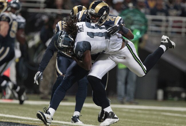 ST. LOUIS, MO - NOVEMBER 20:  Seattle Seahawks wide receiver Sidney Rice #18 scores a touchdown ahead of St. Louis Rams cornerback Justin King #21 in the first half of the game November 20, 2011 at the Edward Jones Dome in St. Louis, Missouri. (Photo by Whitney Curtis/Getty Images)