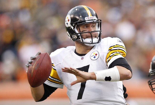 CINCINNATI, OH - NOVEMBER 13: Ben Roethlisberger #7 of the Pittsburgh Steelers throws a pass against the Cincinnati Bengals at Paul Brown Stadium on November 13, 2011 in Cincinnati, Ohio. The Steelers won 24-17. (Photo by Joe Robbins/Getty Images)