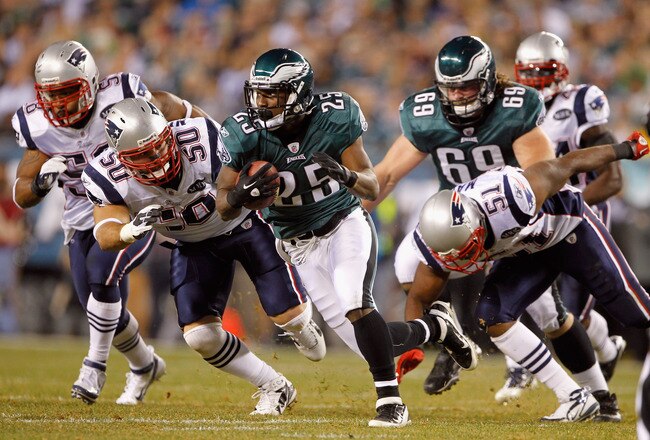 PHILADELPHIA, PA - NOVEMBER 27:  LeSean McCoy #25 of the Philadelphia Eagles runs the ball in the first half against Rob Ninkovich #50 and Jerod Mayo #51 of the New England Patriots at Lincoln Financial Field on November 27, 2011 in Philadelphia, Pennsylvania.  (Photo by Rich Schultz/Getty Images)