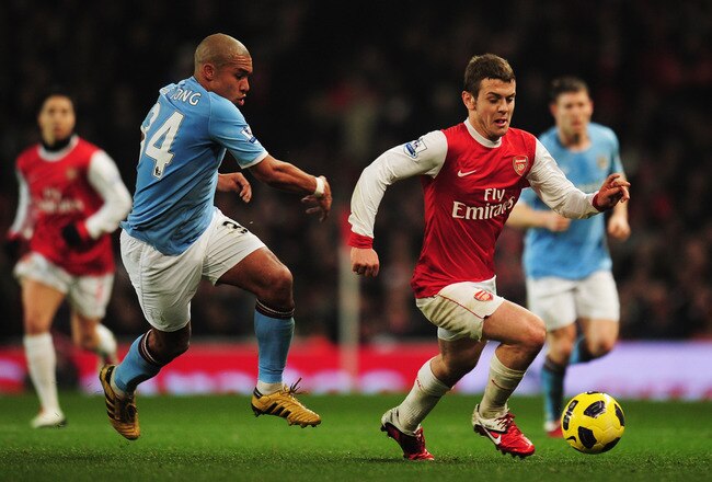 LONDON, ENGLAND - JANUARY 05:  Jack Wilshere of Arsenal evades Nigel de Jong of Manchester City during the Barclays Premier League match between Arsenal and Manchester City at the Emirates Stadium on January 5, 2011 in London, England.  (Photo by Shaun Botterill/Getty Images)