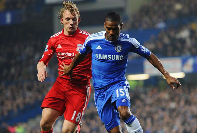 LONDON, ENGLAND - NOVEMBER 20: Dirk Kuyt of Liverpool closes down Florent Malouda of Chelsea during the Barclays Premier League match between Chelsea and Liverpool at Stamford Bridge on November 20, 2011 in London, England.  (Photo by Mike Hewitt/Getty Images)