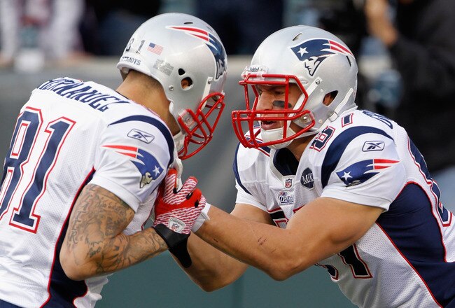 PHILADELPHIA, PA - NOVEMBER 27:  (L-R) Aaron Hernandez #81 and Rob Gronkowski #87 of the New England Patriots participate in drills as they warm up against the Philadelphia Eagles at Lincoln Financial Field on November 27, 2011 in Philadelphia, Pennsylvania.  (Photo by Rich Schultz/Getty Images)