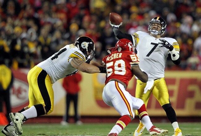 KANSAS CITY, MO - NOVEMBER 27:  Quarterback Ben Roethlisberger #7 of the Pittsburgh Steelers passes during the game against the Kansas City Chiefs on November 27, 2011 at Arrowhead Stadium in Kansas City, Missouri.  (Photo by Jamie Squire/Getty Images)