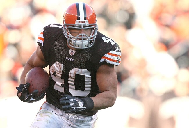 CLEVELAND - NOVEMBER 07:  Running back Peyton Hillis #40 of the Cleveland Browns runs the ball against the New England Patriots at Cleveland Browns Stadium on November 7, 2010 in Cleveland, Ohio.  (Photo by Matt Sullivan/Getty Images)