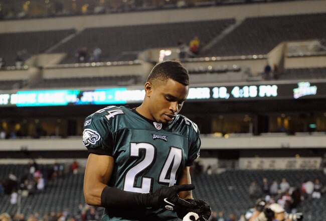 PHILADELPHIA, PA - NOVEMBER 27:  Nnamdi Asomugha #24 of the Philadelphia Eagles walks off of the field after the New England Patriots won 38-20 at Lincoln Financial Field on November 27, 2011 in Philadelphia, Pennsylvania.  (Photo by Patrick McDermott/Getty Images)