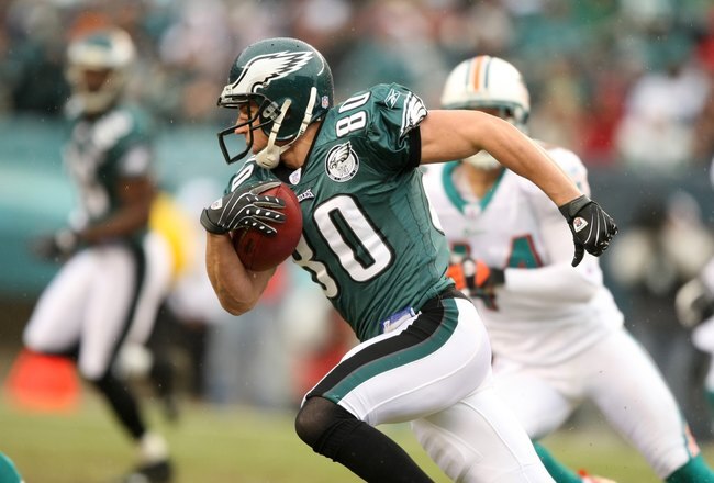 PHILADELPHIA - NOVEMBER 18:  Kevin Curtis #80 of the Philadelphia Eagles carries the ball during the NFL game against the Miami Dolphins at Lincoln Financial Field on November 18, 2007 in Philadelphia, Pennsylvania. (Photo by Al Bello/Getty Images)