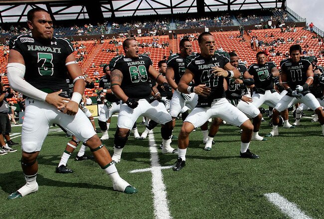 Thewarriorsperformthepregamehakabeforeancaafootballgamebetweenthehawaiiwarriorsandthebyucougarsatalohastadiuminhonoluluhi