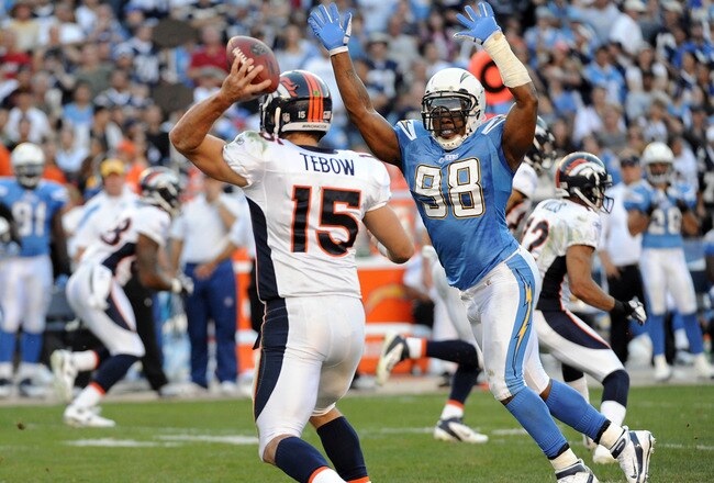 SAN DIEGO, CA - NOVEMBER 27:   Antwan Barnes #98 of the San Diego Chargers rushes Tim Tebow #15 of the Denver Broncos at Qualcomm Stadium on November 27, 2011 in San Diego, California.  (Photo by Harry How/Getty Images)