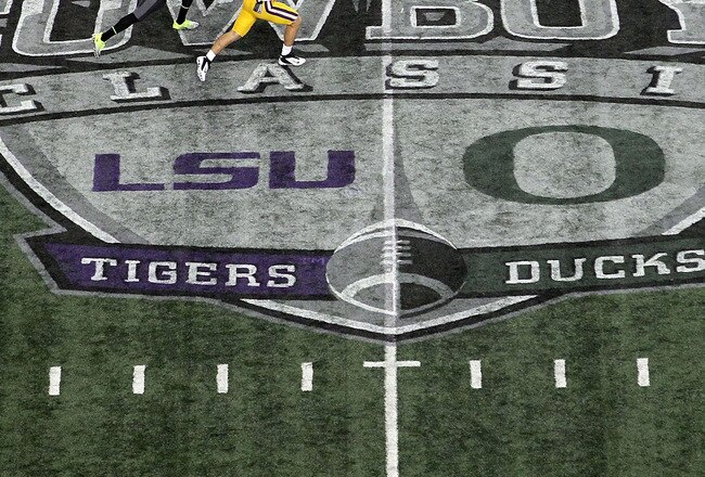 ARLINGTON, TX - SEPTEMBER 03:  A general view of play between the Oregon Ducks and the LSU Tigers at Cowboys Stadium on September 3, 2011 in Arlington, Texas.  (Photo by Ronald Martinez/Getty Images)