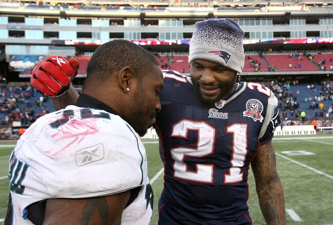FOXBORO, MA - DECEMBER 27:  Fred Taylor #21 of the New England Patriots speaks with Maurice Jones-Drew #32 of the Jacksonville Jaguars after a Patriots' 35-7 win at Gillette Stadium on December 27, 2009 in Foxboro, Massachusetts. (Photo by Jim Rogash/Getty Images)