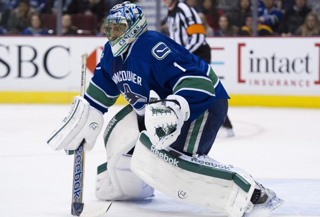 VANCOUVER, CANADA - DECEMBER 4: Goalie Roberto Luongo #1 of the Vancouver Canucks readies to make a save during NHL action on December 04, 2011 against the Calgary Flames at Rogers Arena in Vancouver, British Columbia, Canada.  (Photo by Rich Lam/Getty Images)