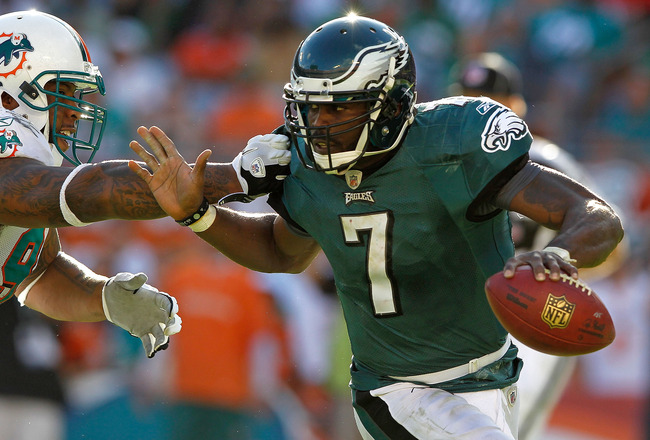 MIAMI GARDENS, FL - DECEMBER 11:  Michael Vick #7 of the Philadelphia Eagles scrambles during a game against the Miami Dolphins at Sun Life Stadium on December 11, 2011 in Miami Gardens, Florida.  (Photo by Mike Ehrmann/Getty Images)