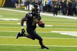 EUGENE, OR - NOVEMBER 19: Running back Kenjon Barner #24 of the Oregon Ducks turns the corner and heads for the end zone for a touchdown in the fourth quarter of the game against the USC Trojans at Autzen Stadium on November 19, 2011 in Eugene, Oregon. USC won the game 38-35. (Photo by Steve Dykes/Getty Images)