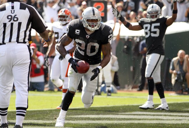 OAKLAND, CA - OCTOBER 16:  Darren McFadden #20 of the Oakland Raiders runs the ball in for a touchdown against the Cleveland Browns at O.co Coliseum on October 16, 2011 in Oakland, California.  (Photo by Ezra Shaw/Getty Images)