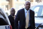 SAN FRANCISCO, CA - APRIL 12:  Former Major League Baseball player Barry Bonds (R) arrives at federal court on April 12, 2011 in San Francisco, California.  The jury is deliberating for the third day in the Barry Bonds perjury trial where the former baseball player is accused of lying to a grand jury about the use of performance enhancing drugs.  (Photo by Justin Sullivan/Getty Images)