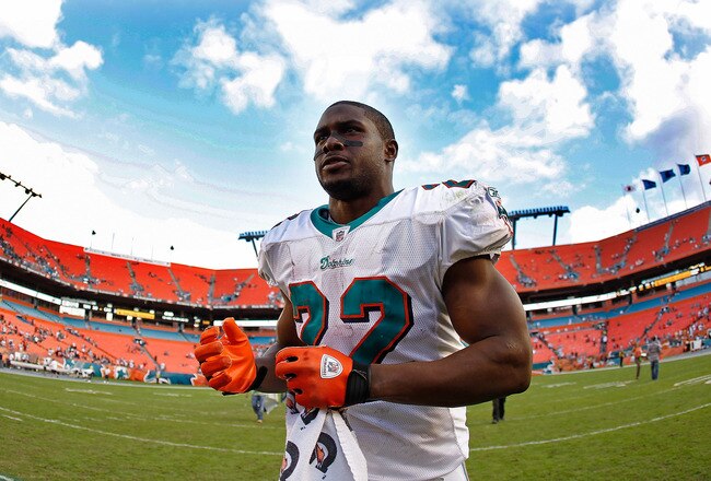 MIAMI GARDENS, FL - NOVEMBER 13:   Reggie Bush #22 of the Miami Dolphins jogs off the field after a game against the Washington Redskins at Sun Life Stadium on November 13, 2011 in Miami Gardens, Florida.  (Photo by Mike Ehrmann/Getty Images)
