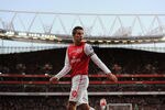 LONDON, ENGLAND - DECEMBER 10: Robin van Persie of Arsenal looks on during the Barclays Premier League match between Arsenal and Everton at Emirates Stadium on December 10, 2011 in London, England.  (Photo by Michael Regan/Getty Images)