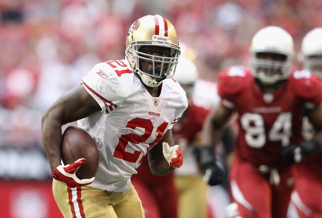 GLENDALE, AZ - DECEMBER 11:  Runningback Frank Gore #21 of the San Francisco 49ers breaks away to score on a 37 yard rushing touchdown against the Arizona Cardinals during the thrid quarter of the NFL game at the University of Phoenix Stadium on December 11, 2011 in Glendale, Arizona.  The Cardinals defeated the 49ers 21-19.  (Photo by Christian Petersen/Getty Images)