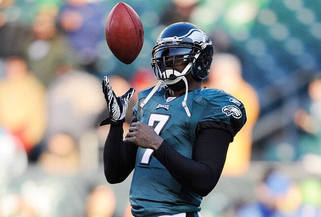 PHILADELPHIA, PA - DECEMBER 18:   Michael Vick #7 of the Philadelphia Eagles warms up before a game against the New York Jets at Lincoln Financial Field on December 18, 2011 in Philadelphia, Pennsylvania.  (Photo by Patrick McDermott/Getty Images)