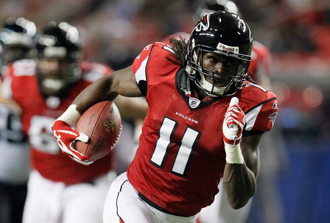ATLANTA, GA - DECEMBER 15:  Julio Jones #11 of the Atlanta Falcons catches a 29-yard touchdown reception in the first quarter against the Jacksonville Jaguars at the Georgia Dome on December 15, 2011 in Atlanta, Georgia.  (Photo by Kevin C. Cox/Getty Images)