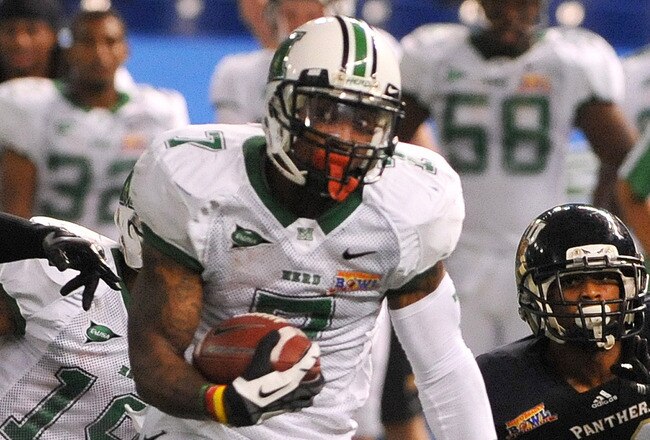 ST. PETERSBURG, FL - DECEMBER 20:  Running back Travon Van #7 of the Marshall Thundering rushes across midfield in the second quarter against the Florida International University Panthers December 20, 2011 in the Beef 'O' Brady's St. Petersburg Bowl at Tropicana Field in St. Petersburg, Florida. (Photo by Al Messerschmidt/Getty Images)