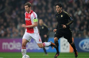 AMSTERDAM, NETHERLANDS - DECEMBER 07:  Jan Vertonghen (L) of Ajax Amsterdam runs for the ball with Kaka of Real Madrid during the UEFA Champions League group D match between AFC Ajax and Real Madrid at the Amsterdam Arena on December 7, 2011 in Amsterdam, Netherlands.  (Photo by Jasper Juinen/Getty Images)