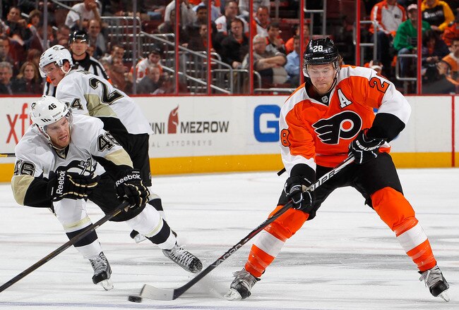 PHILADELPHIA, PA - DECEMBER 08:  Joe 
Vitale #46 of the Pittsburgh Penguins covers Claude Giroux #28 of the Philadelphia Flyers in an NHL hockey game at Wells Fargo Center on December 8, 2011 in Philadelphia, Pennsylvania.  (Photo by Paul Bereswill/Getty Images)