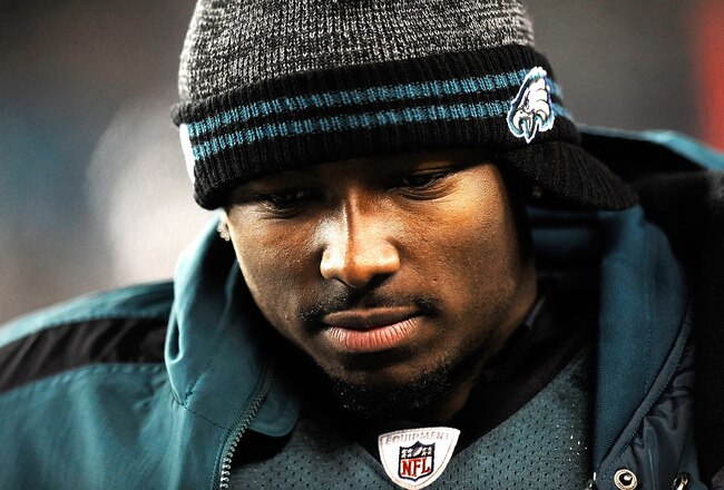 PHILADELPHIA, PA - DECEMBER 18:  LeSean McCoy #25 of the Philadelphia Eagles looks on from the sidelines during the fourth quarter against the New York Jets at Lincoln Financial Field on December 18, 2011 in Philadelphia, Pennsylvania.  (Photo by Patrick McDermott/Getty Images)