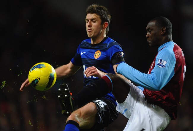 BIRMINGHAM, ENGLAND - DECEMBER 03:  Michael Carrick of Manchester United and Emile Heskey of Aston Villa battle for the ball during the Barclays Premier League match between Aston Villa and Manchester United at Villa Park on December 3, 2011 in Birmingham, England.  (Photo by Laurence Griffiths/Getty Images)