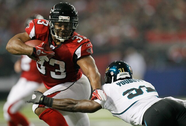 ATLANTA, GA - DECEMBER 15:  Michael Turner #33 of the Atlanta Falcons runs the ball against the Ashton Youboty #31 of the Jacksonville Jaguars at the Georgia Dome on December 15, 2011 in Atlanta, Georgia.  (Photo by Kevin C. Cox/Getty Images)