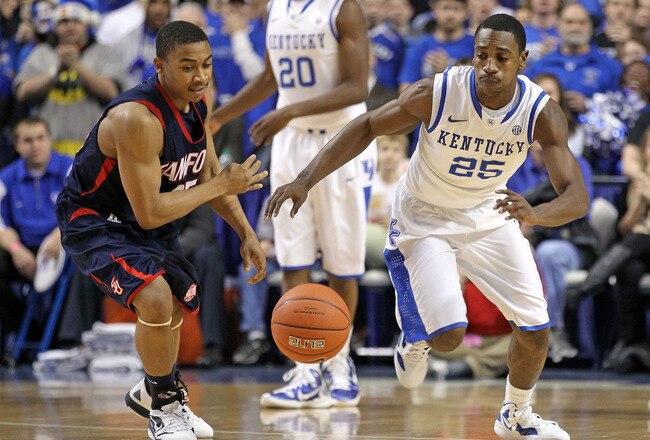 LEXINGTON, KY - DECEMBER 20:  Marquis Teague #25 of the Kentucky Wildcats goes after a loose ball during the game against the Samford Bulldogs at Rupp Arena on December 20, 2011 in Lexington, Kentucky.  (Photo by Andy Lyons/Getty Images)