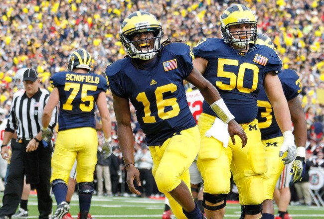 ANN ARBOR, MI - NOVEMBER 26: Denard Robinson #16 of the Michigan Wolverines celebrates a second quarter touchdown with David Molk #50 while playing the Ohio State Buckeyes at Michigan Stadium on November 26, 2011 in Ann Arbor, Michigan. (Photo by Gregory Shamus/Getty Images)