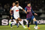 YOKOHAMA, JAPAN - DECEMBER 18: Lionel Messi (R) of Barcelona is challenged by Neymar of Santos during the FIFA Club World Cup Final match between Santosl and Barcelona at the Yokohama International Stadium on December 18, 2011 in Yokohama, Japan.  (Photo by Lintao Zhang/Getty Images)
